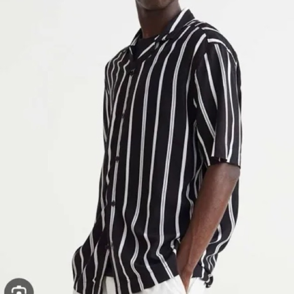 H&M Men's Black and White Vertical Striped Resort Shirt